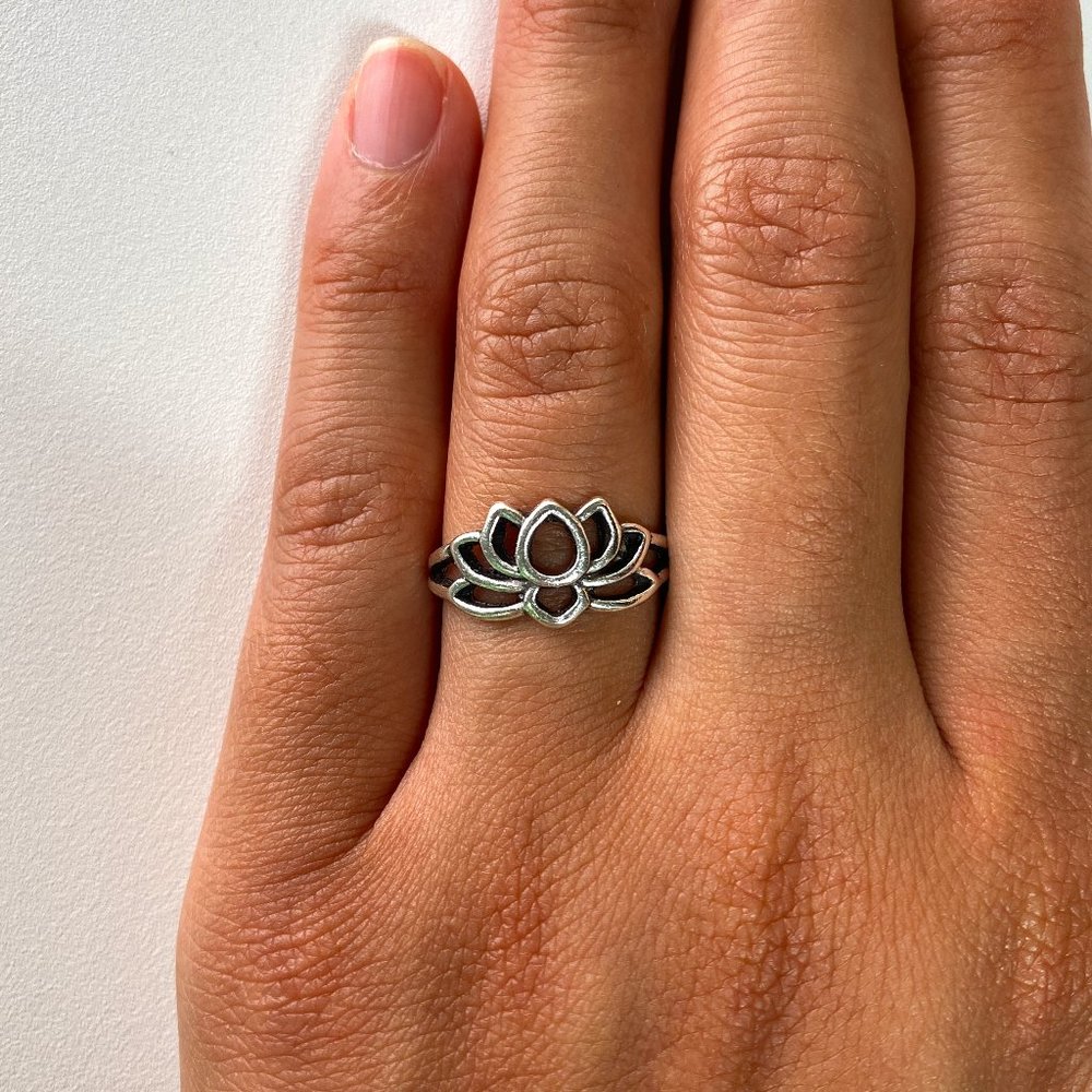 NWOT Silver Lotus Flower Ring, Size 6.5